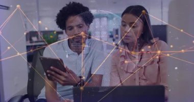 Tablet verileri analiz ediliyor, dijital animasyon örtüsü olan çeşitli profesyoneller ofiste. Teknoloji, takım çalışması, beyin fırtınası, yenilik, işbirliği, dijital dönüşüm