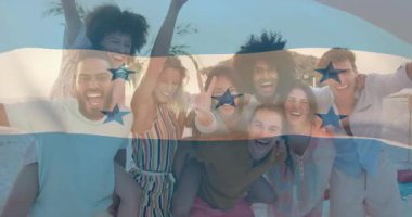 Sahilde kutlama, bayrak kaplamalı arkadaşlar, animasyon teması. Tatil, seyahat, arkadaşlık, birlik, eğlence, kıyı şeridi