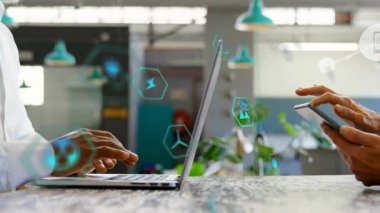 Bilgisayarı ve akıllı telefonu kullanan insanlar dijital ağ animasyonunda veri paylaşıyorlar. Teknoloji, bağlantı, iletişim, değişim, çevrimiçi, kablosuz