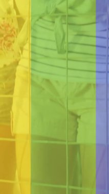 Mutlu insanlardan oluşan bir grubun üzerinde gökkuşağı animasyonu. lgbtq gurur ve eşitlik kutlaması konsepti dijital olarak oluşturulmuş video.