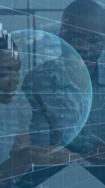 Dünya çapında finansal veri işleme animasyonu ve ofisteki çeşitli iş arkadaşları. küresel finans, iş ve veri işleme kavramı dijital olarak oluşturulmuş video.