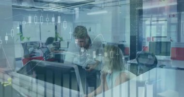 Finansal grafikleri analiz etmek, ofiste veri eğilimlerini tartışan iş adamları. finans, analiz, takım çalışması, strateji, tartışma, toplantı