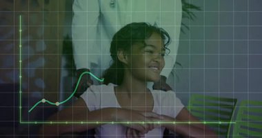 Okulda, yeşil çizgi grafiğiyle gülümseyen çocuk değişen verileri gösteriyor. Eğitim, teknoloji, büyüme, analiz, ilerleme, gelecek