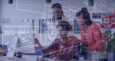 Ofiste, ekip animasyon ve dijital veri arayüzü kaplamasını kullanarak işbirliği yapıyor. Teknoloji, takım çalışması, işbirliği, yenilik, yaratıcı, beyin fırtınası.