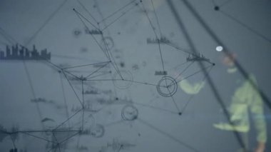 Soyut arkaplan üzerinde bağlantı ağı ve veri işleme animasyonu. Teknoloji, dijital, iletişim, bağlantı, fütürist