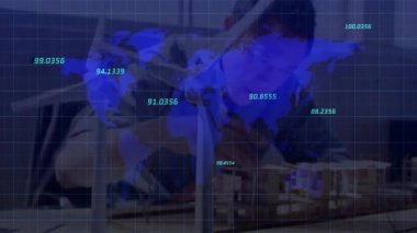 Dünya haritası ve veri örtüsü animasyonu ile mimari model üzerinde çalışan kişi. Mimari, planlama, kentsel tasarım, yenilik, dijital, analiz