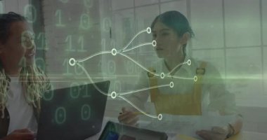 Ofis masasında çalışan iki kişinin dijital ağ bağlantıları animasyonu. Teknoloji, iletişim, ağ, işbirliği, iş dünyası, dijital dönüşüm