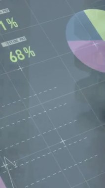 Yürüyen iş adamları üzerinde finansal veri işleme animasyonu. küresel iş, finans ve dijital arayüz kavramı dijital olarak oluşturulmuş video.
