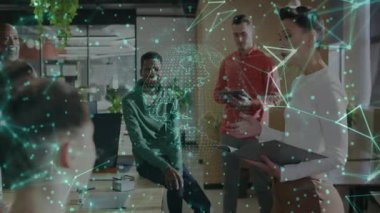 Ofiste işbirliği yapan, dijital ağ bağlantıları olan çeşitli takımlar. Takım çalışması, işbirliği, teknoloji, ağ, çeşitlilik, iş