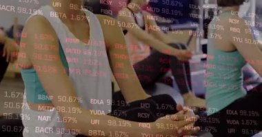 Spor salonunda, finansal veri işleme animasyonlarıyla egzersiz yapan kadınlar. Fitness, teknoloji, finans, egzersiz, analiz