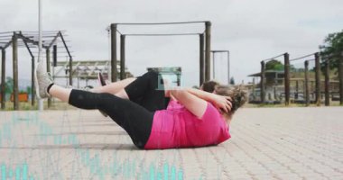 Açık havada egzersiz yapan, dijital sağlık verisi olan kadınlar animasyonu görünür kılıyor. Fitness, teknoloji, sağlık, aktif yaşam tarzı, izleme