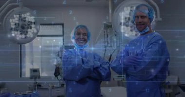 Ameliyat odasında, önlüklü tıp uzmanları dijital veri animasyonunu analiz ediyorlar. Sağlık, cerrahi, teknoloji, yenilik, takım çalışması, analiz