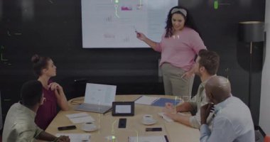 Finansal verileri sunan, iş kadını modern konferans odasında animasyon kullanıyor. Sunum, teknoloji, profesyonel, kurumsal, analiz, yenilik