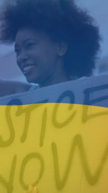 Afro-Amerikan kadın protestocu üzerine Ukrayna bayrağı animasyonu. Ukrayna krizi ve uluslararası politika kavramı dijital olarak oluşturuldu.