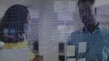 Devre kartı animasyonu ile teknoloji projesinde işbirliği yapan insanlar. İşbirliği, yenilik, takım çalışması, elektronik, dijital, beyin fırtınası