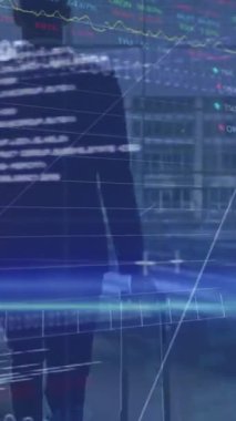Beyaz iş adamının bavul yürüyüşü ile ilgili finansal veri işleme animasyonu. küresel iş, finans ve dijital arayüz kavramı dijital olarak oluşturulmuş video.