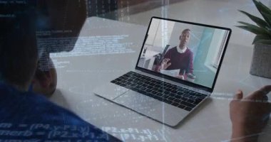 Bilgisayarda dijital kod ile çevrimiçi özel ders izleyen kişi animasyonu yükler. Teknoloji, kodlama, programlama, elearning, çevrimiçi eğitim, yazılım