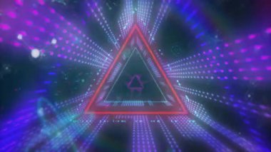 Fütüristik efekt, neon üçgen, parlak ışıklar ve dijital desenler yaratıyor. Geometrik, teknoloji, aydınlatma, ışıltı, soyut