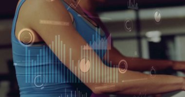 Spor salonunda egzersiz yapan beyaz kadınların veri işleme ve diyagramlarının görüntüsü. Küresel spor ve dijital arayüz kavramı dijital olarak oluşturulmuş görüntü.