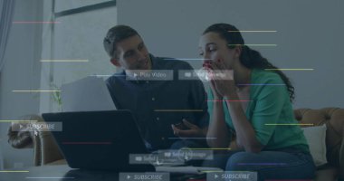 Dizüstü bilgisayarla çiftin sosyal medya veri işleme görüntüsü. Küresel finans, iş, bağlantılar, hesaplama ve veri işleme kavramı dijital olarak oluşturuldu.