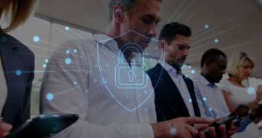 Akıllı telefonlar kullanan birçok meslektaşın üzerinde asma kilit olan bir kalkan görüntüsü. İş, teknoloji ve dijital arayüz kavramı dijital olarak oluşturuldu.