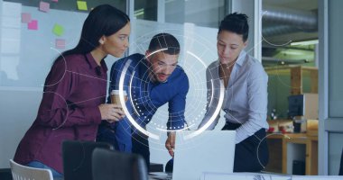 Ofisteki çeşitli iş adamlarının veri işleme görüntüsü. Küresel finans, iş, bağlantılar, hesaplama ve veri işleme kavramı dijital olarak oluşturuldu.