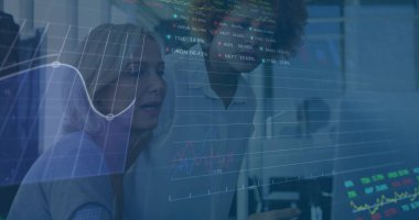 Ofisteki bilgisayarla çeşitli meslektaşların finansal veri işleme görüntüsü. Küresel iş, bilgisayar, iletişim ve dijital arayüz kavramı dijital olarak oluşturulmuş görüntü.