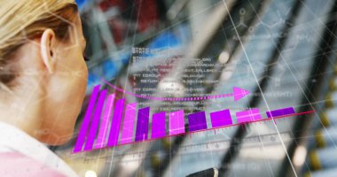 Ofis ortamındaki iş kadını üzerindeki finansal veri görüntüsü analiz ediliyor. finans, analiz, şirket, teknoloji, profesyonel, dijital