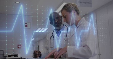 Çeşitli doktorların konuştuğu kardiyografinin görüntüsü. Tıp, teknoloji ve dijital arayüz kavramı dijital olarak oluşturulmuş görüntü.