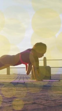 Gezinti güvertesinde egzersiz yapan melez bir kadının üzerindeki sarı noktaların canlandırması. sağlık ve zindelik kavramı dijital olarak oluşturulmuş video.