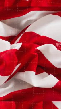 Amerika Birleşik Devletleri bayrakları üzerinde istatistiklerin işlenmesi. Amerikan vatanseverliği, bağımsızlık ve iş konsepti dijital olarak üretilen video,