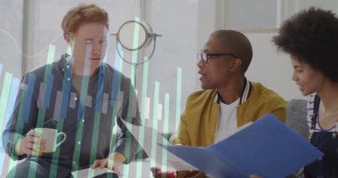 Çeşitli gruplar, finansal veri işleme animasyon örtüşen belgeleri tartışıyor. Takım çalışması, işbirliği, teknoloji, yenilik, strateji, analitik