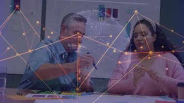 Dijital ağ üzerinde proje tartışması, ofis ortamında çeşitli meslektaşlar. İşbirliği, takım çalışması, yenilik, teknoloji, ağ oluşturma, strateji