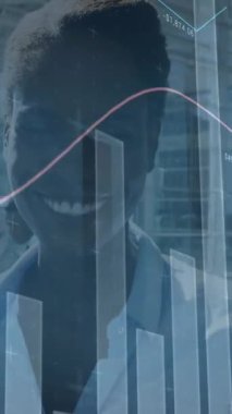 Afro-Amerikan iş kadını hakkında istatistik ve finansal veri işleme animasyonu. iş, finans ve veri işleme kavramı dijital olarak oluşturulmuş video.