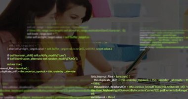 Masada birlikte çalışan, bilgisayar kodu animasyonu üst üste binen iki kişi. İşbirliği, takım çalışması, programlama, kodlama, teknoloji, yenilik