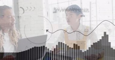 Veri tabloları ve grafikleri analiz etmek, modern ofis ortamında çalışan iş kadını. analiz, analitik, teknoloji, finans, şirket, strateji