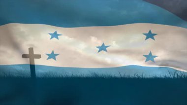 Honduras bayrağını çapraz siluet ve çimenli manzara üzerinde sallıyordu. Vatanseverlik, ulusal gurur, kutlama, açık hava, sembol, inanç