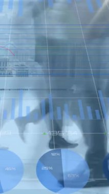 Yürüyen iş adamları üzerinde finansal veri işleme animasyonu. küresel iş, finans ve dijital arayüz kavramı dijital olarak oluşturulmuş video.