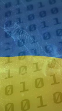 Ukrayna bayrağı üzerinde dijital asma kilit ve ikili kod animasyonu. Ukrayna krizi ve uluslararası politika kavramı dijital olarak oluşturuldu.