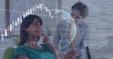 Ofiste, dünya çapındaki animasyonlarla borsa verilerini tartışan profesyoneller var. İş, finans, takım çalışması, işbirliği, küresel, analiz