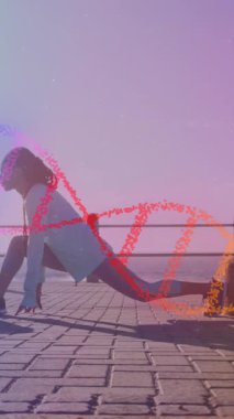 Gezinti güvertesine uzanan melez bir kadının DNA 'sı. sağlık ve zindelik kavramı dijital olarak oluşturulmuş video.