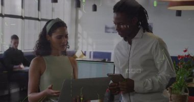 Ofiste dijital veri işleme animasyonu üzerine çalışan iki meslektaş. İş, takım çalışması, işbirliği, teknoloji, toplantı, beyin fırtınası