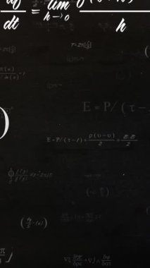 Matematiksel denklemlerin siyah arkaplan üzerindeki animasyonu. küresel bilim ve teknoloji konsepti dijital olarak üretilen video.