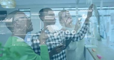 Ofiste, çeşitli takımlar dijital veri işbirliği için animasyon örtüsü kullanıyor. Takım çalışması, teknoloji, yenilik, beyin fırtınası, takım çalışması, yaratıcı