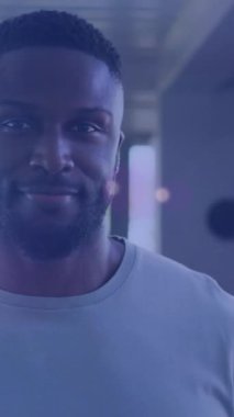 Afro-Amerikan bir adamın kameraya bakması üzerine ışıkların animasyonu. ev kavramında boş zaman geçirmek ve boş zaman geçirmek dijital olarak oluşturulmuş video.