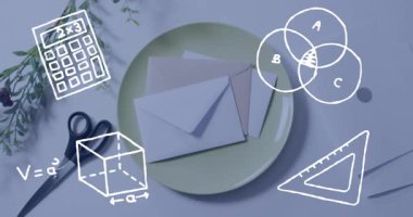 Zarfların, hesap makinelerinin ve makasların yakınındaki tabağın üzerinde animasyon olan matematik sembolleri. Matematik, kırtasiye, ofis malzemeleri, araçlar, hesaplama, hesaplama aracı