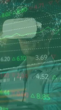 VR kulaklıklı beyaz adamın veri işleme animasyonu. küresel teknoloji ve dijital arayüz kavramı dijital olarak oluşturulmuş video.