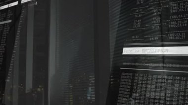 Şifreleme işleminin kod ve veri görselleştirmesi ile bilgisayar ekranında canlandırılması. Siber güvenlik, dijital, teknoloji, kodlama, programlama, koruma