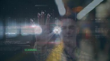 Animasyonla etkileşim halinde, okuldaki kişi gelecekteki dijital arayüzü kullanıyor. Teknoloji, yenilik, eğitim, etkileşimli, sınıf, öğrenci