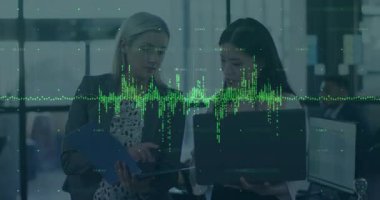 Dijital veri görselleştirmesi, okulda animasyon yapan iki kadın. Teknoloji, işbirliği, beyin fırtınası, yenilik, eğitim, takım çalışması